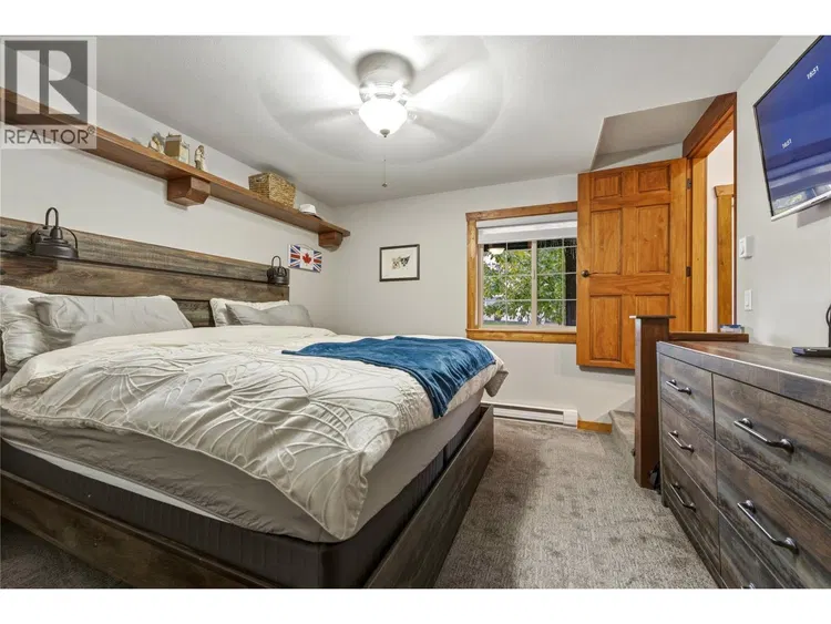 Photo 4 of 33 at 225 Falcon Avenue