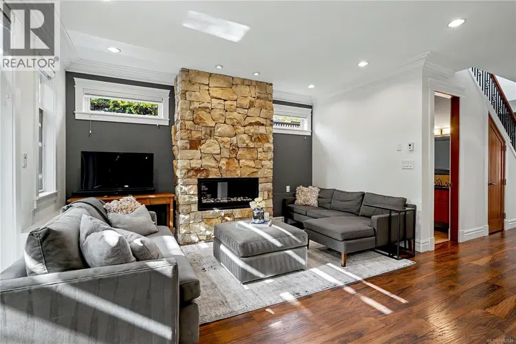 Photo 3 of 35 at #4 – 2622 Shelbourne Street