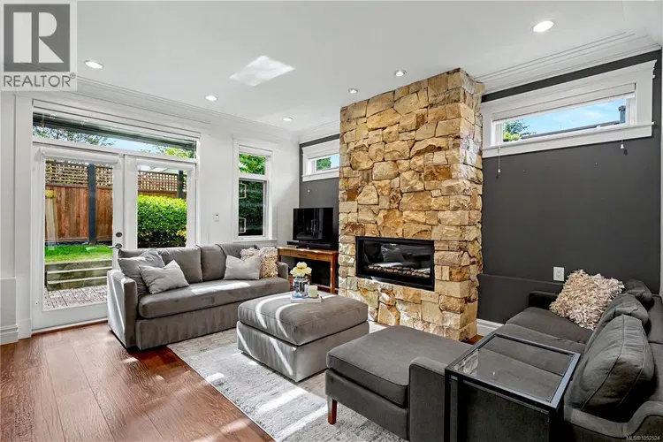 Photo 4 of 35 at #4 – 2622 Shelbourne Street