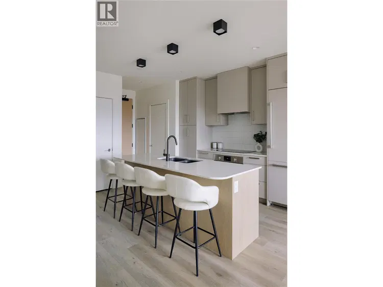 Photo 5 of 48 at #410 – 3300 Lakeshore Road