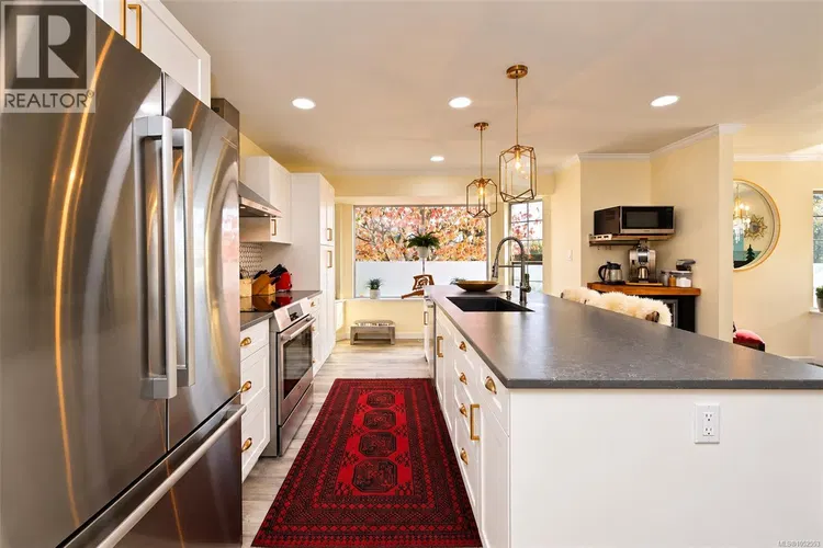 Photo 5 of 41 at 3601 Arbutus Drive