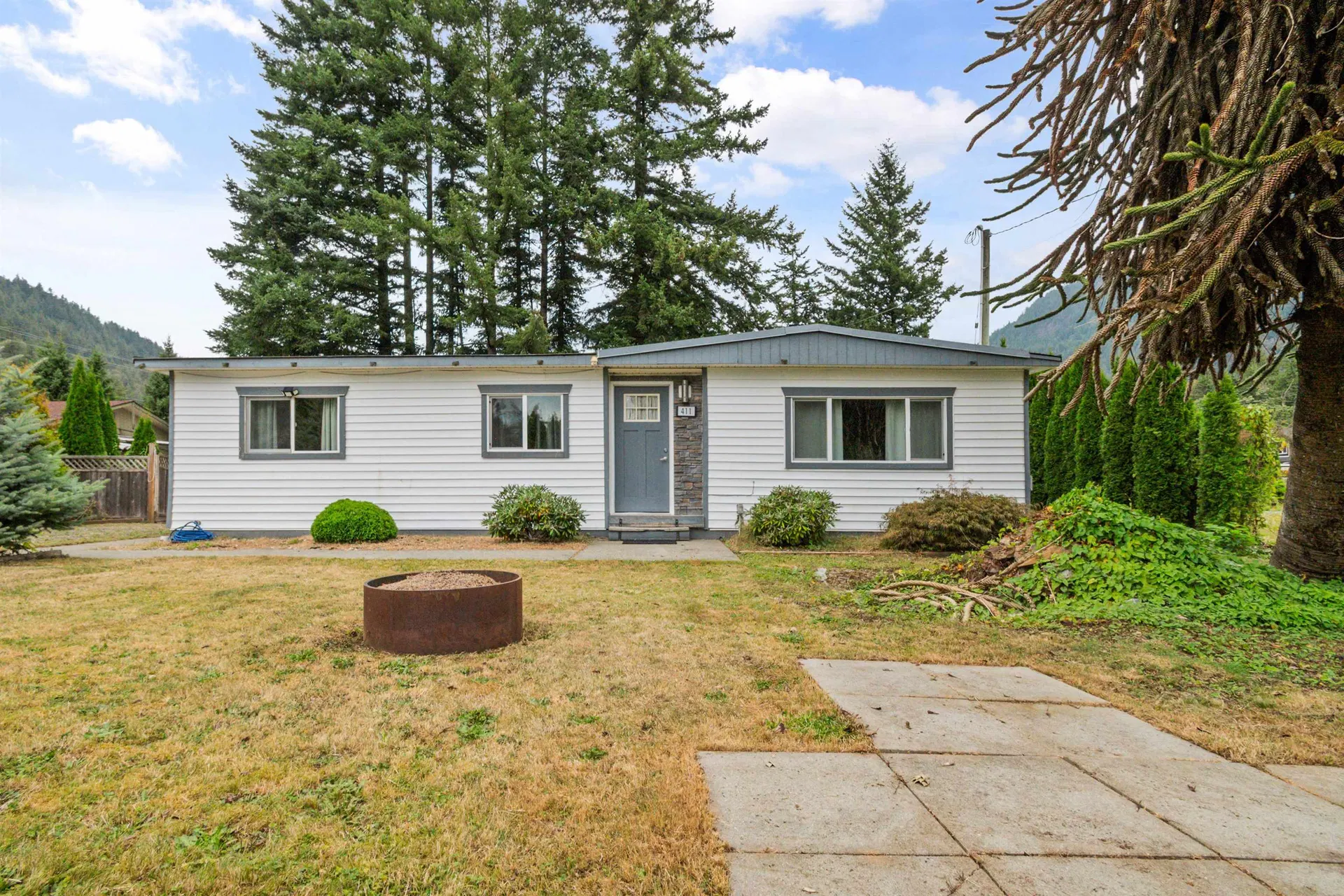 Photo 4 of 37 at 411 Emerald Avenue