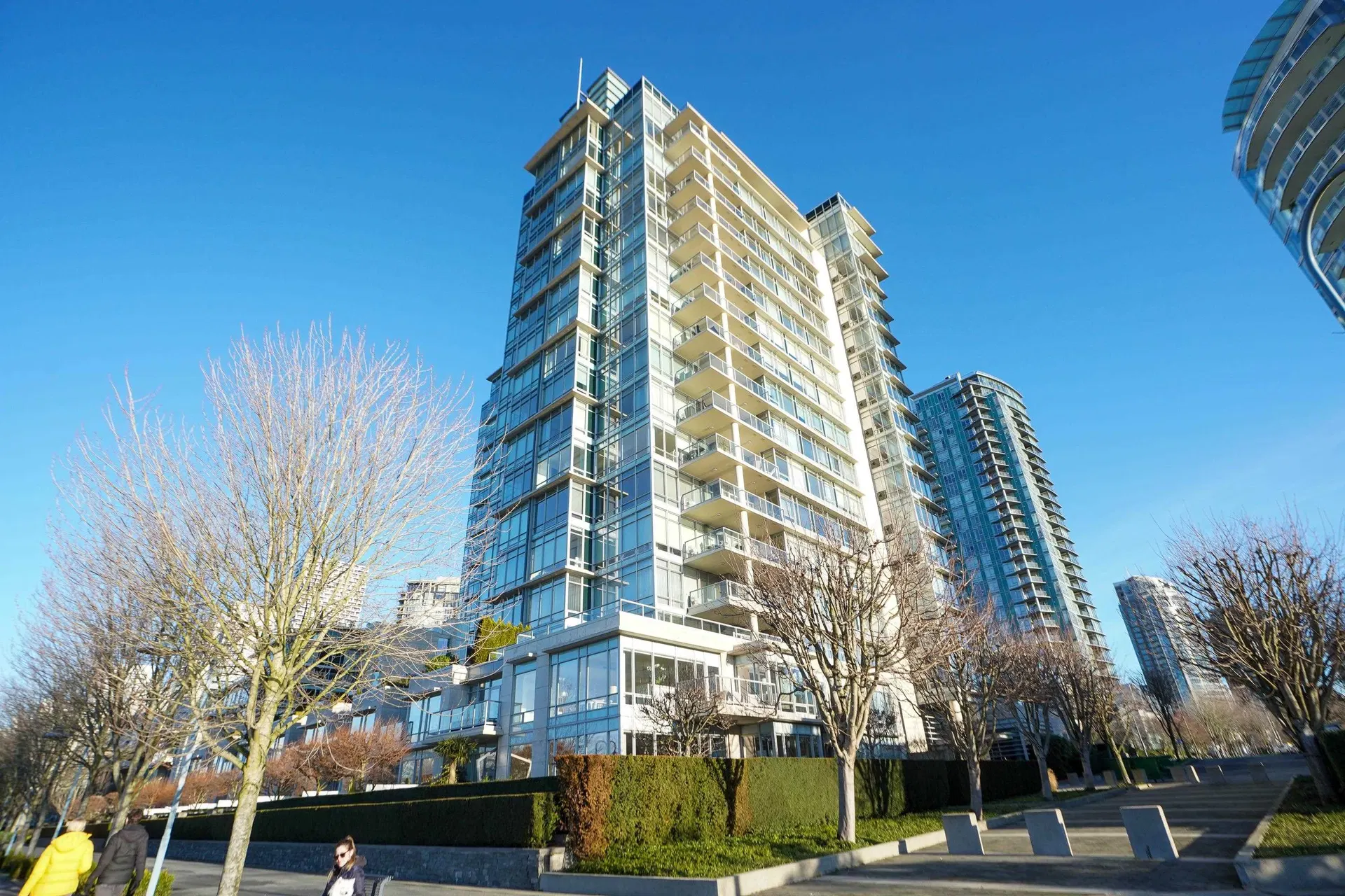 Photo 1 of 26 at #701 – 426 Beach Crescent