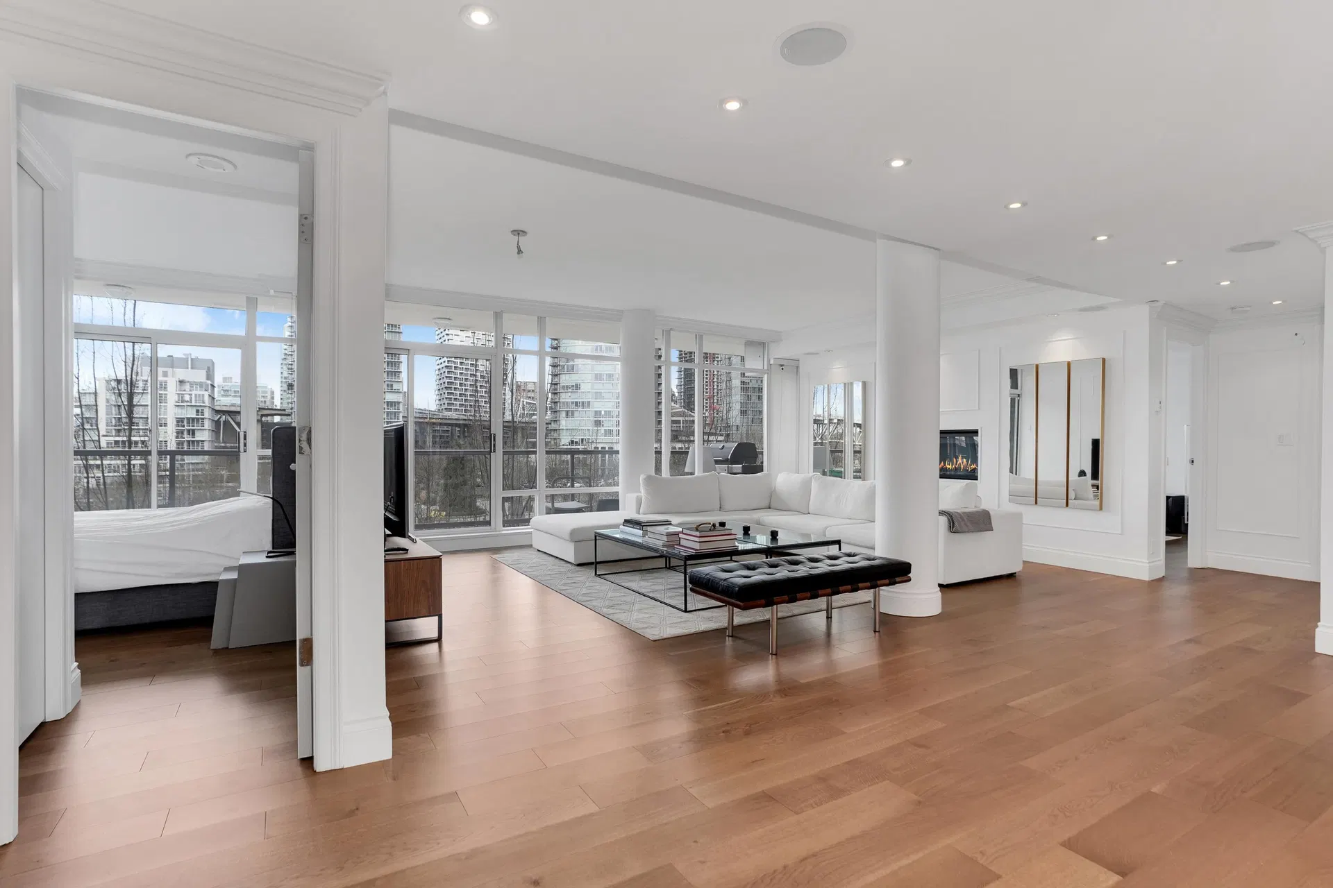 Photo 2 of 26 at #701 – 426 Beach Crescent