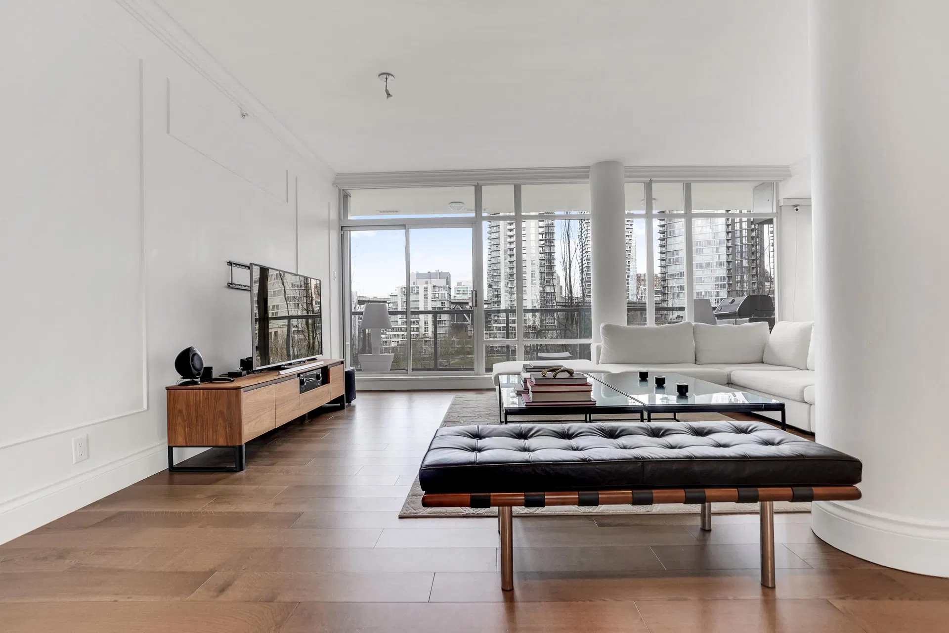 Photo 3 of 26 at #701 – 426 Beach Crescent