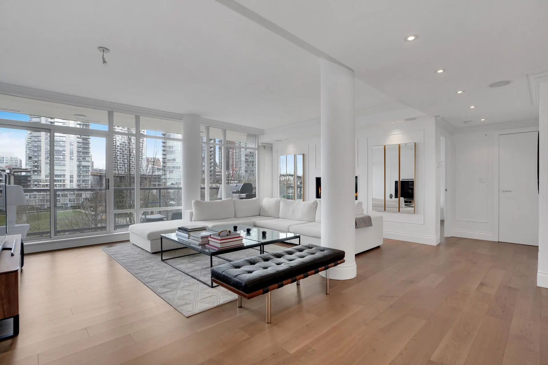 Photo 4 of 26 at #701 – 426 Beach Crescent