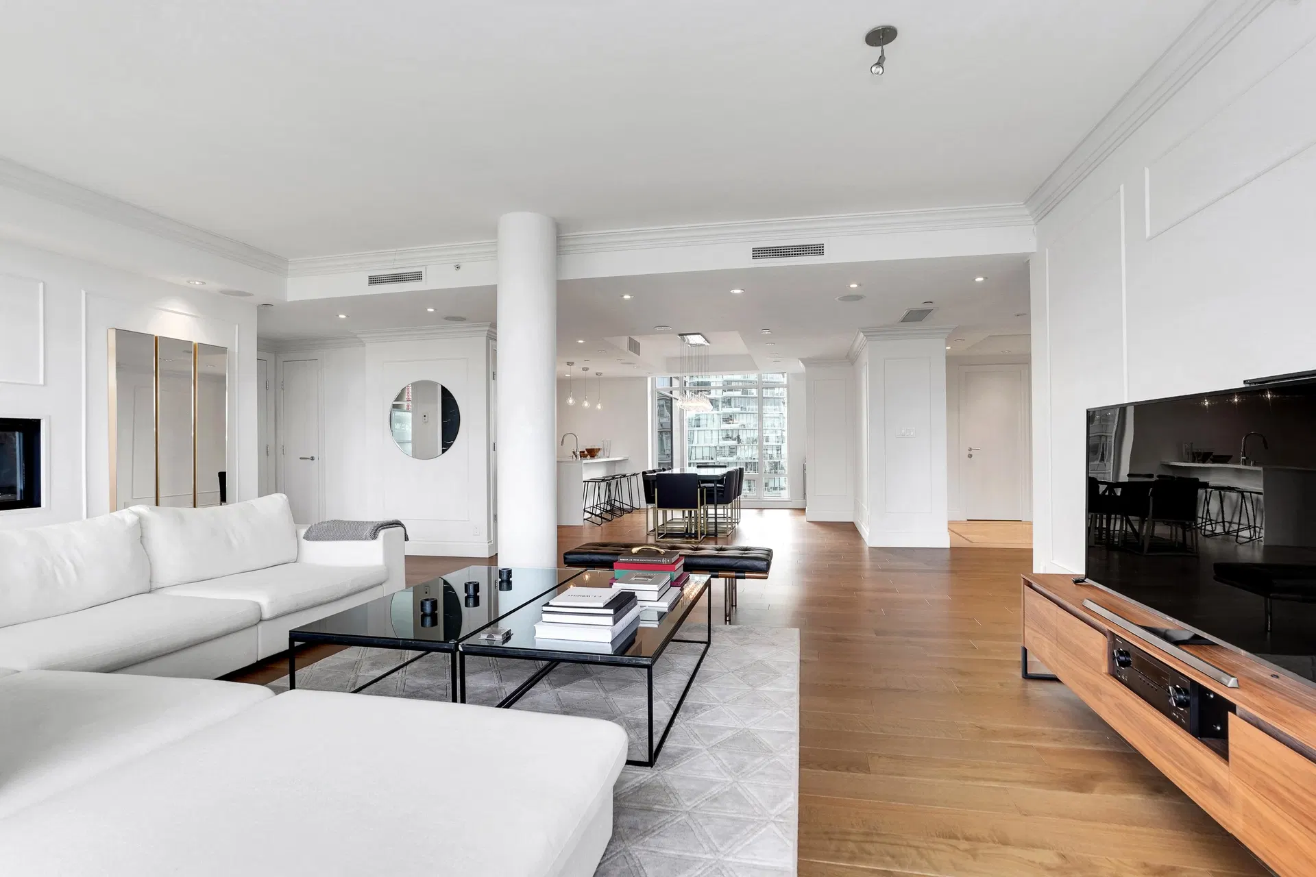 Photo 5 of 26 at #701 – 426 Beach Crescent