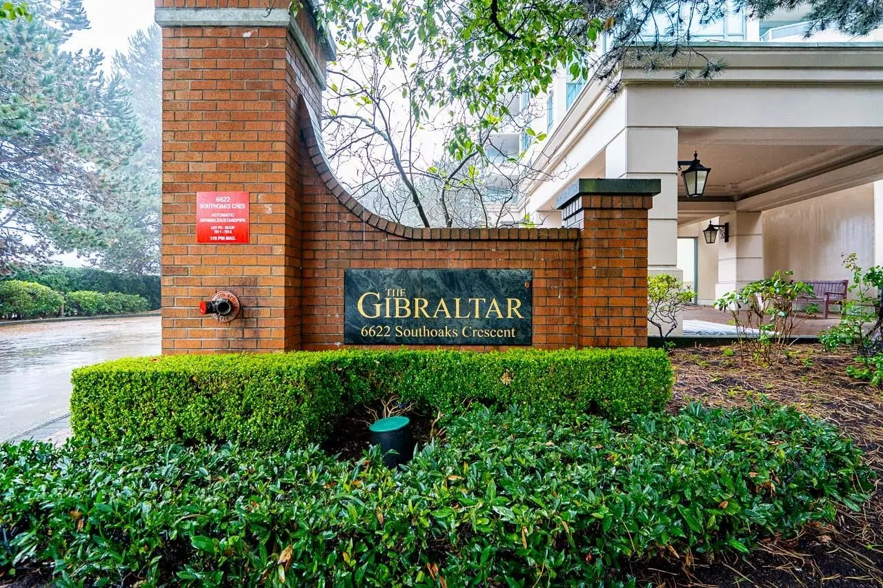 Photo 2 of 40 at #203 – 6622 Southoaks Crescent