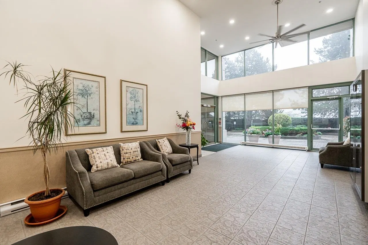 Photo 3 of 40 at #203 – 6622 Southoaks Crescent