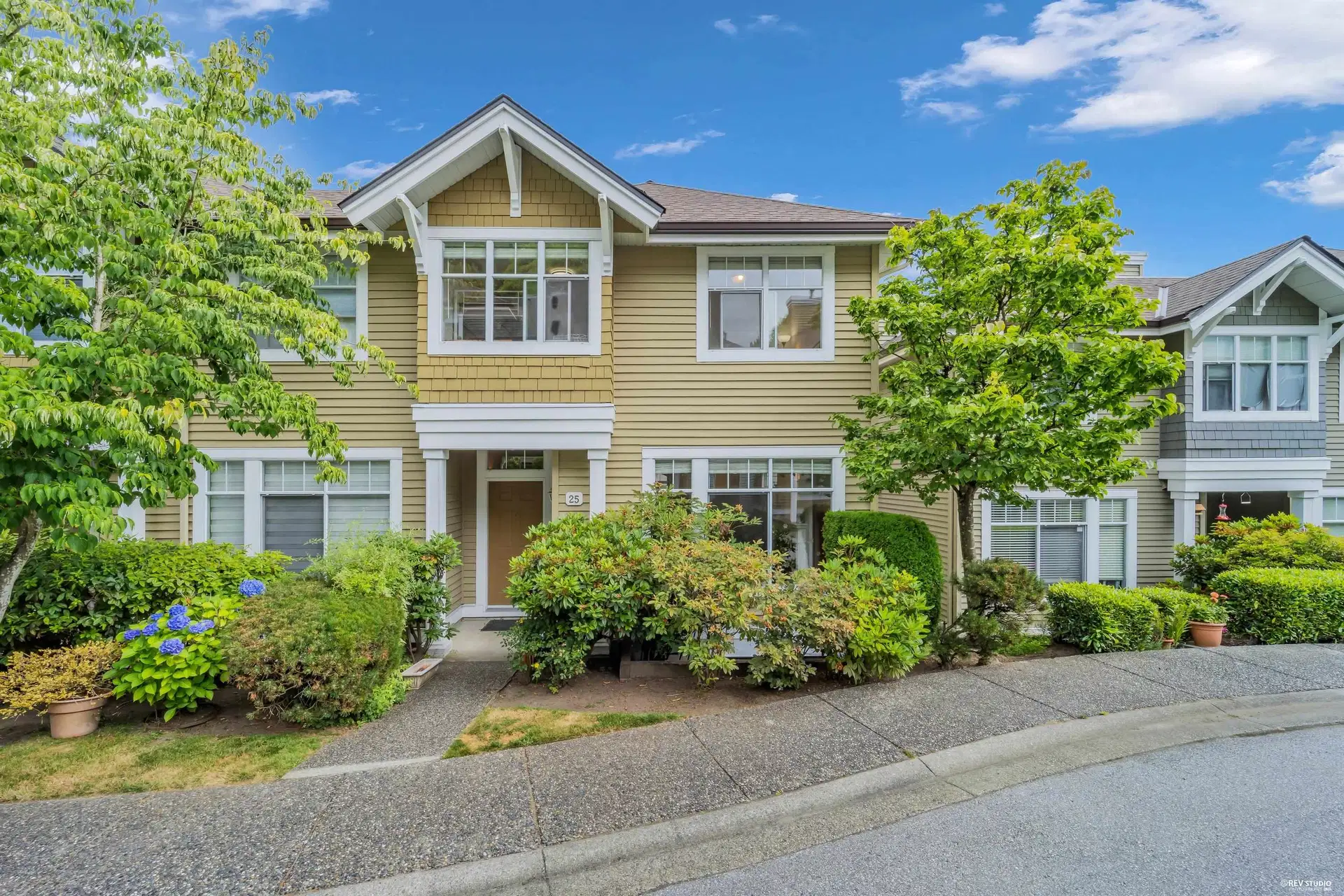 #25 – 5298 Oakmount Crescent