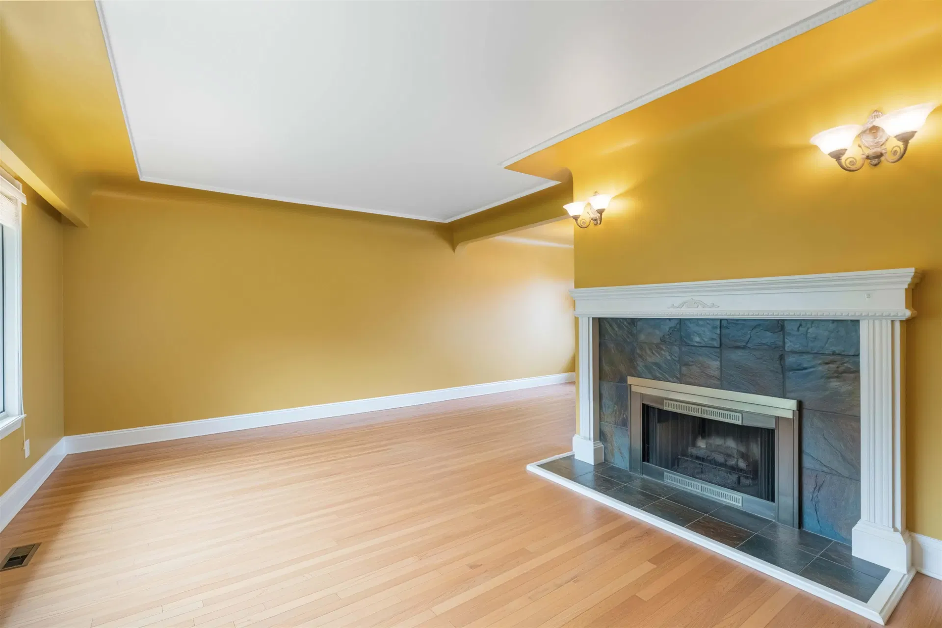 Photo 4 of 40 at 4037 Nithsdale Street