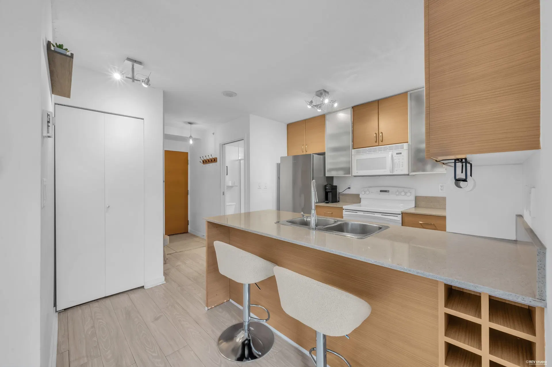 Photo 3 of 29 at #1401 – 928 Homer Street