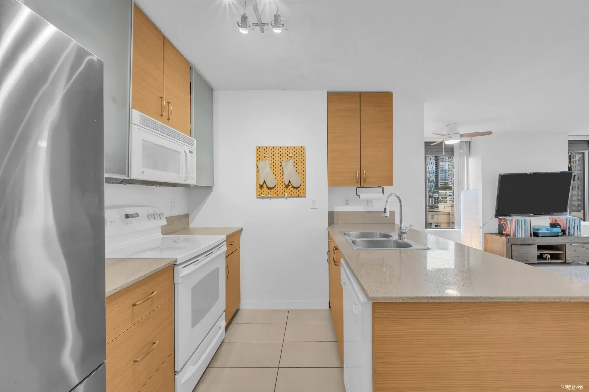 Photo 4 of 29 at #1401 – 928 Homer Street