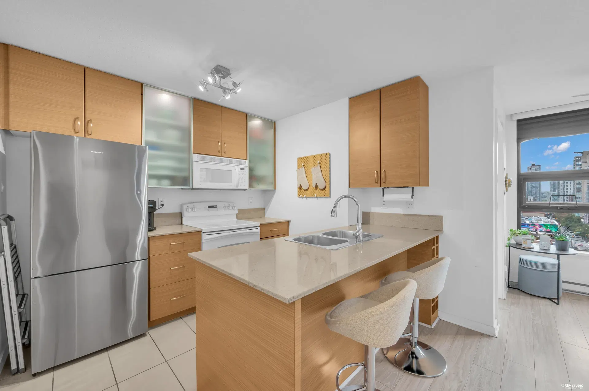 Photo 5 of 29 at #1401 – 928 Homer Street