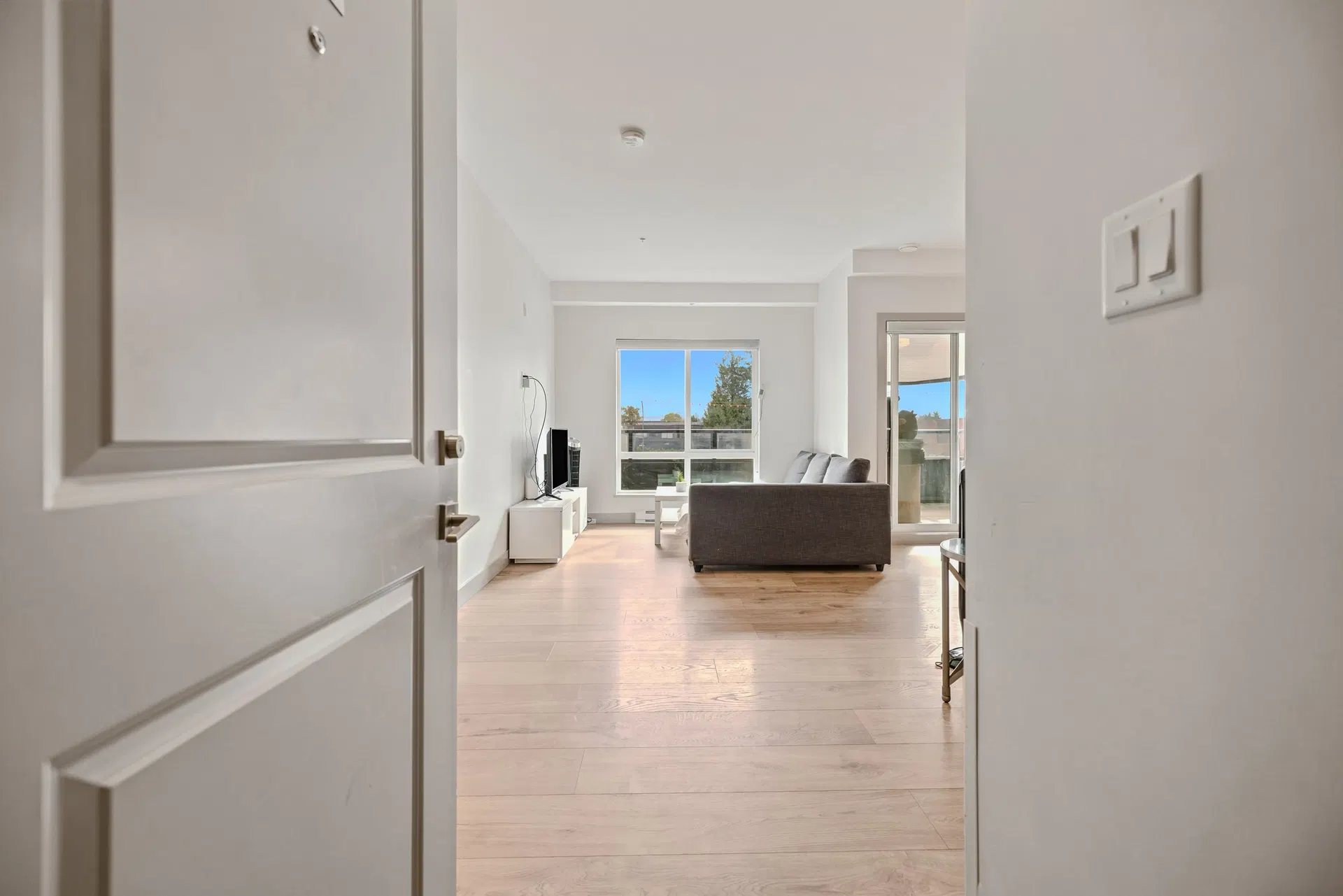 Photo 3 of 18 at #211 – 6968 Royal Oak Avenue