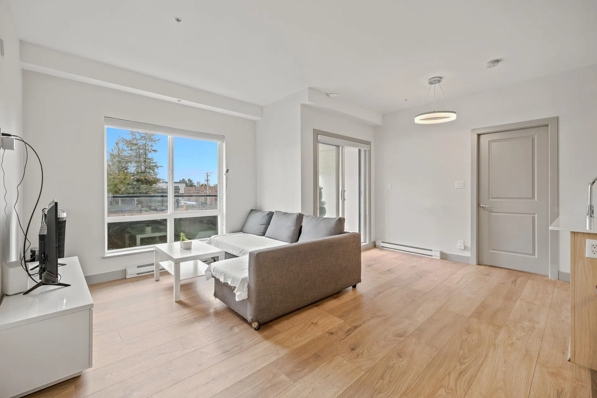 Photo 4 of 18 at #211 – 6968 Royal Oak Avenue