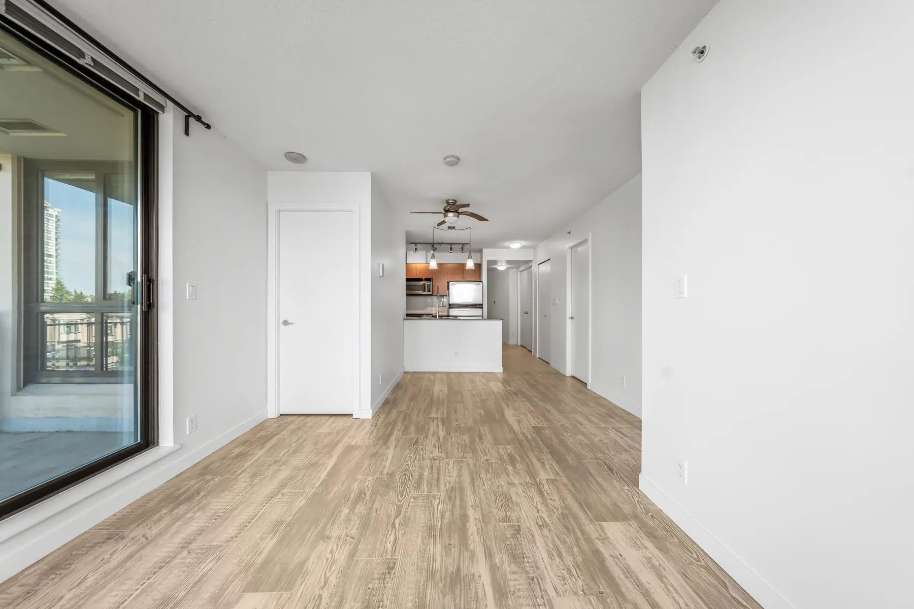 Photo 5 of 36 at #601 – 813 Agnes Street