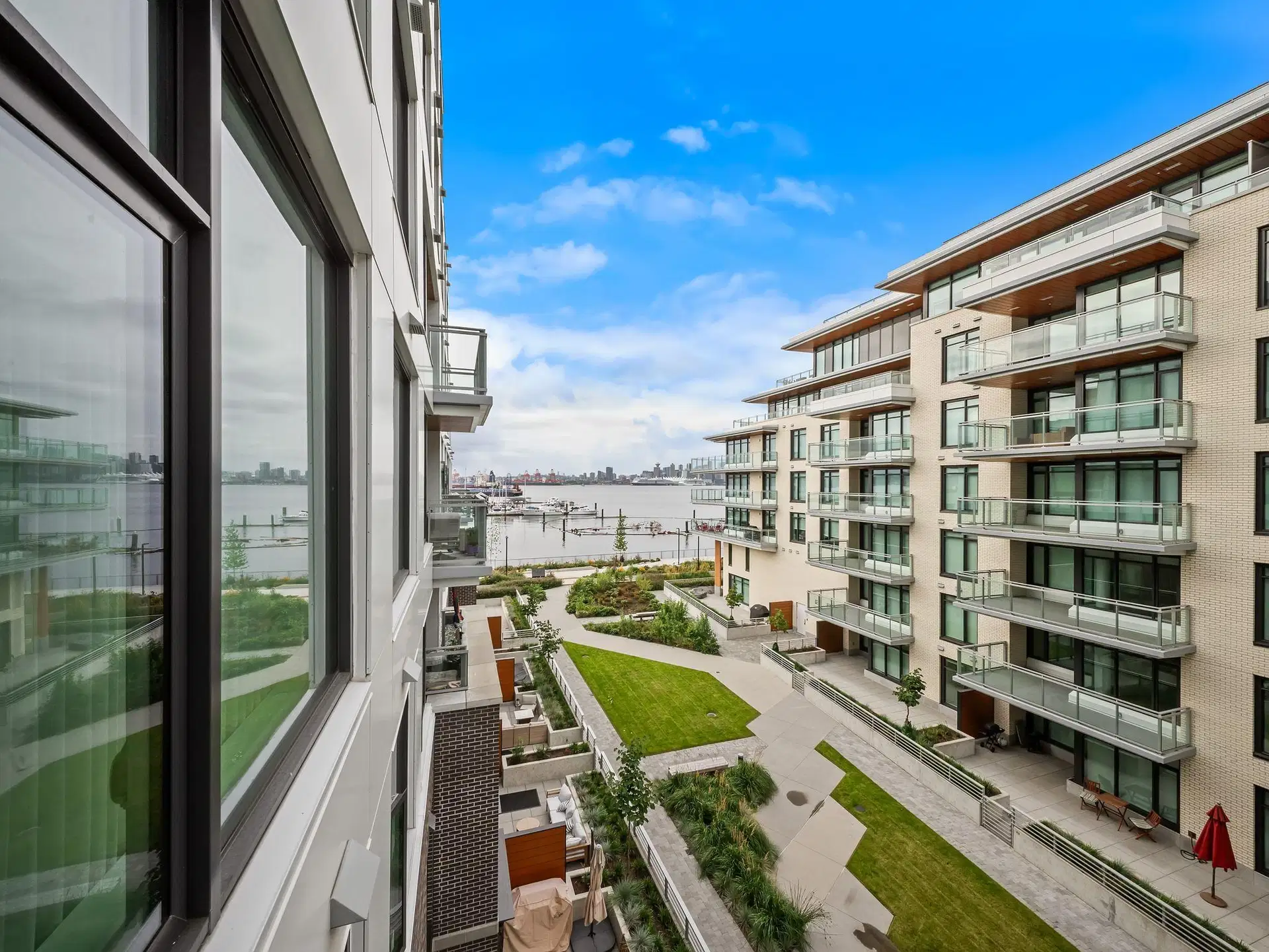 #425 – 755 Harbourside Drive