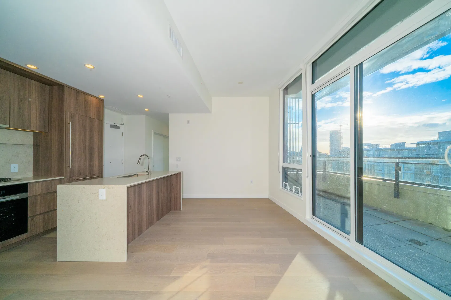 Photo 4 of 22 at #506 – 5212 Cambie Street
