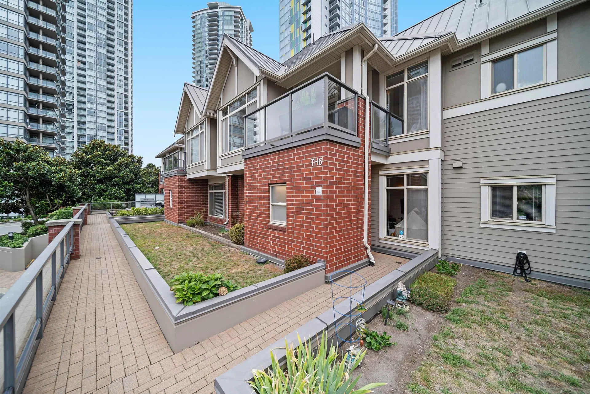 Photo 2 of 40 at #6 – 4132 Halifax Street