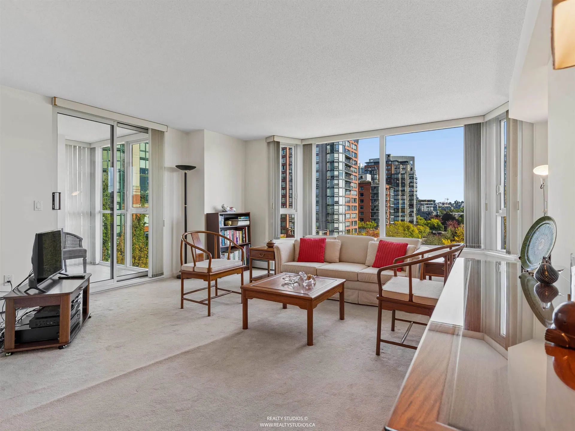 Photo 3 of 36 at #705 – 388 Drake St