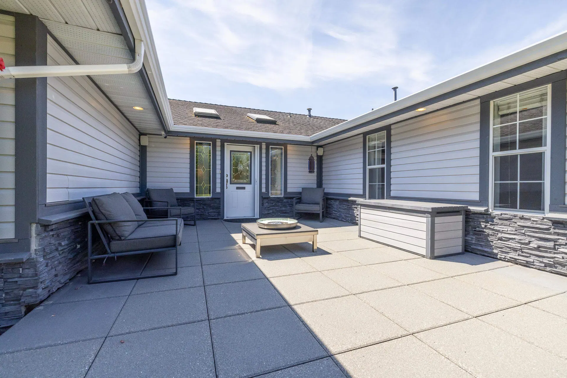 Photo 3 of 39 at 15430 Kilmore Close