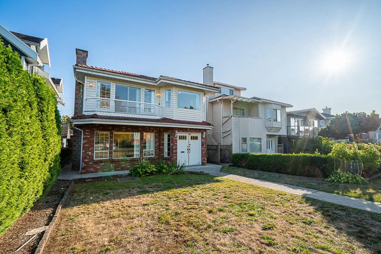 Photo 3 of 40 at 2692 E 46th Avenue