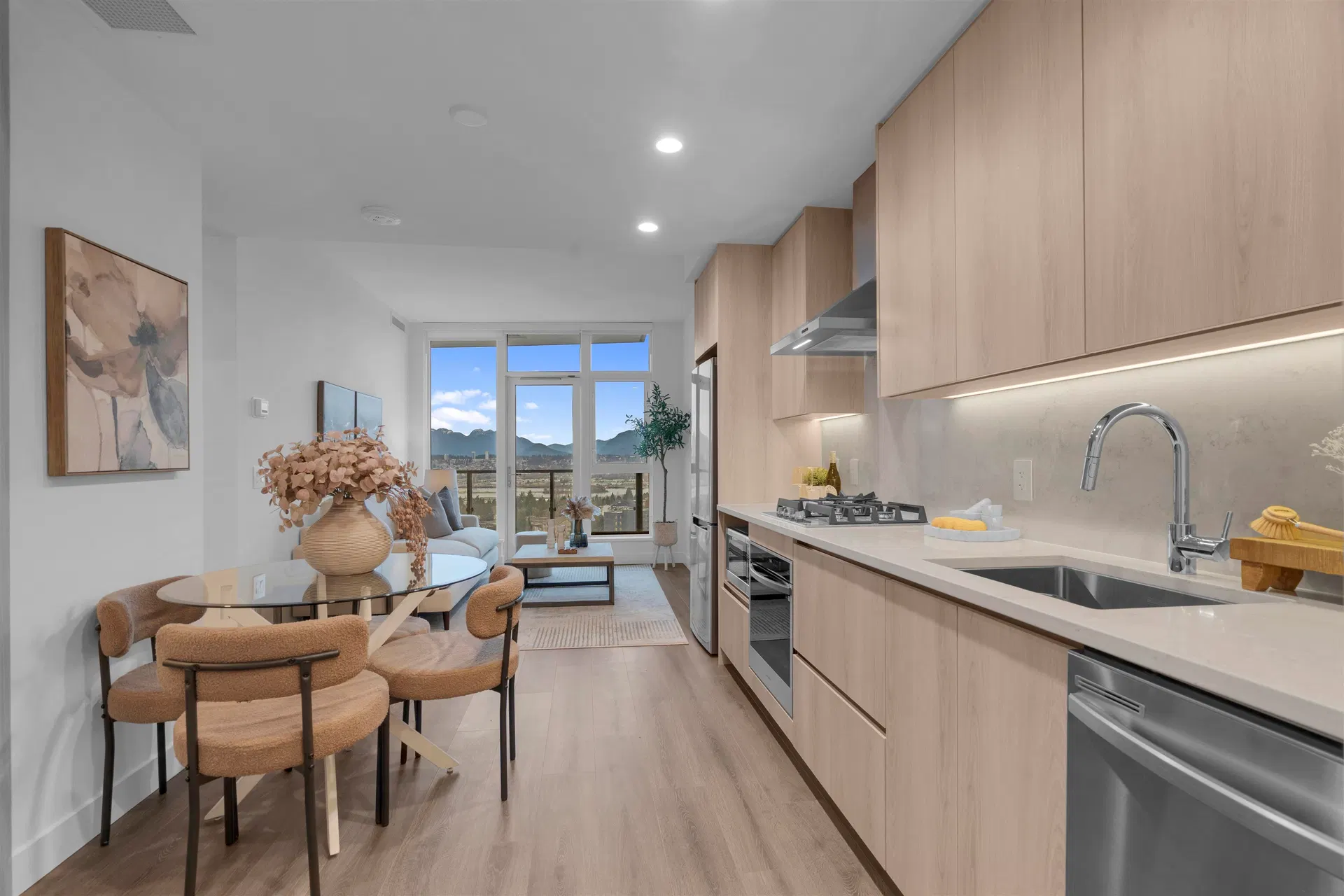 Photo 5 of 32 at #1501 – 10750 135a Street