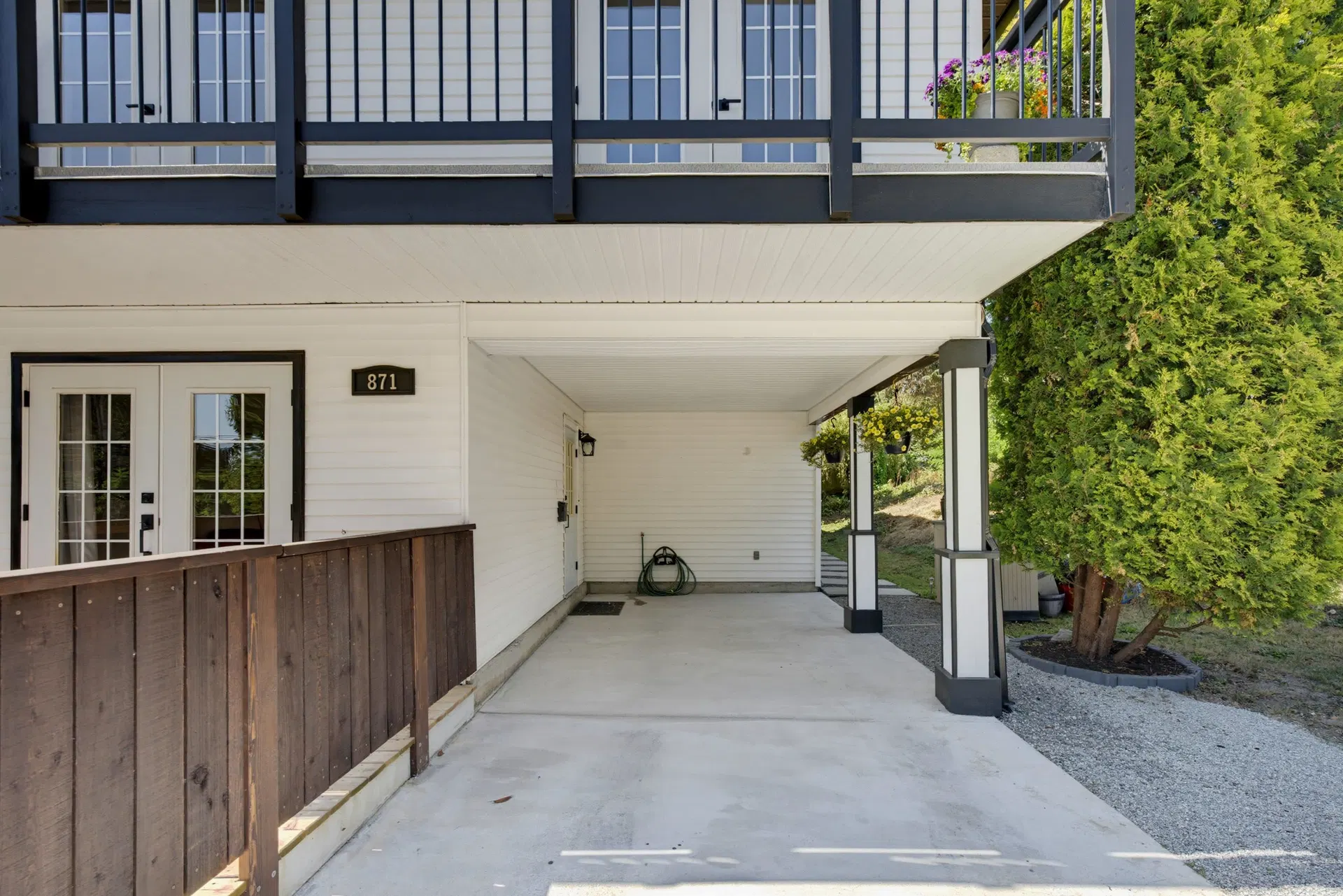 Photo 4 of 40 at 871 Kent Street