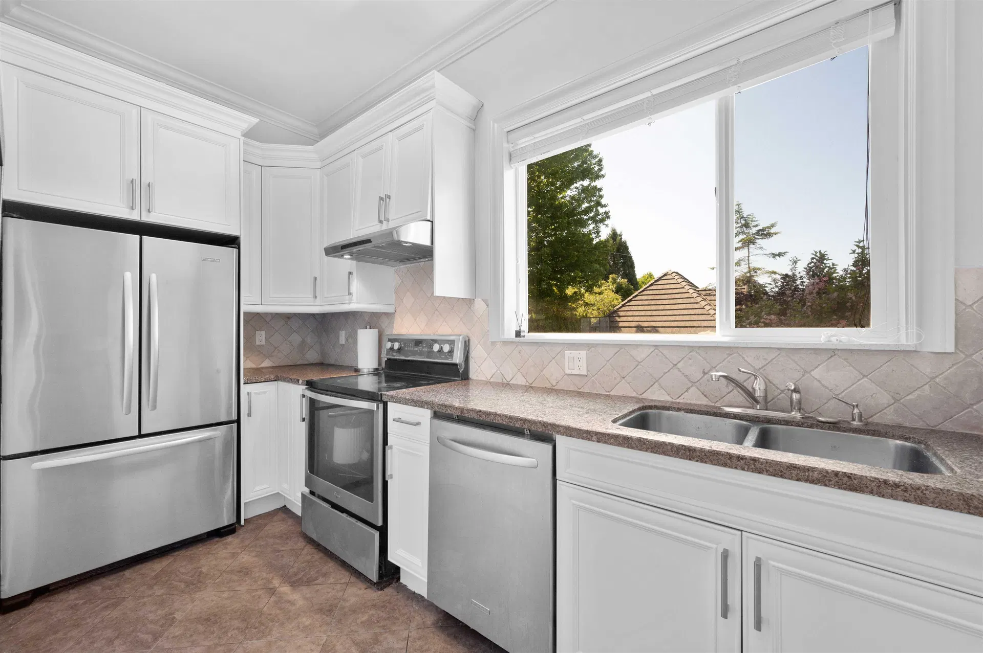 Photo 5 of 40 at 16418 36a Avenue