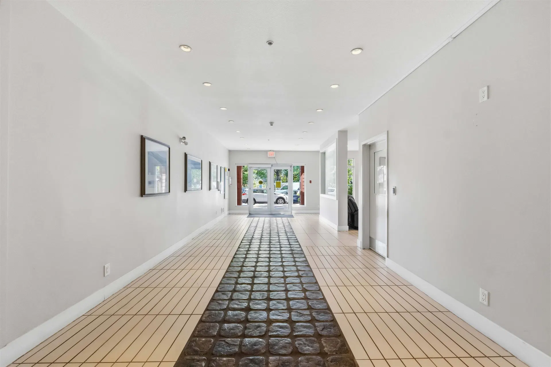Photo 4 of 40 at #421 – 15385 101a Avenue
