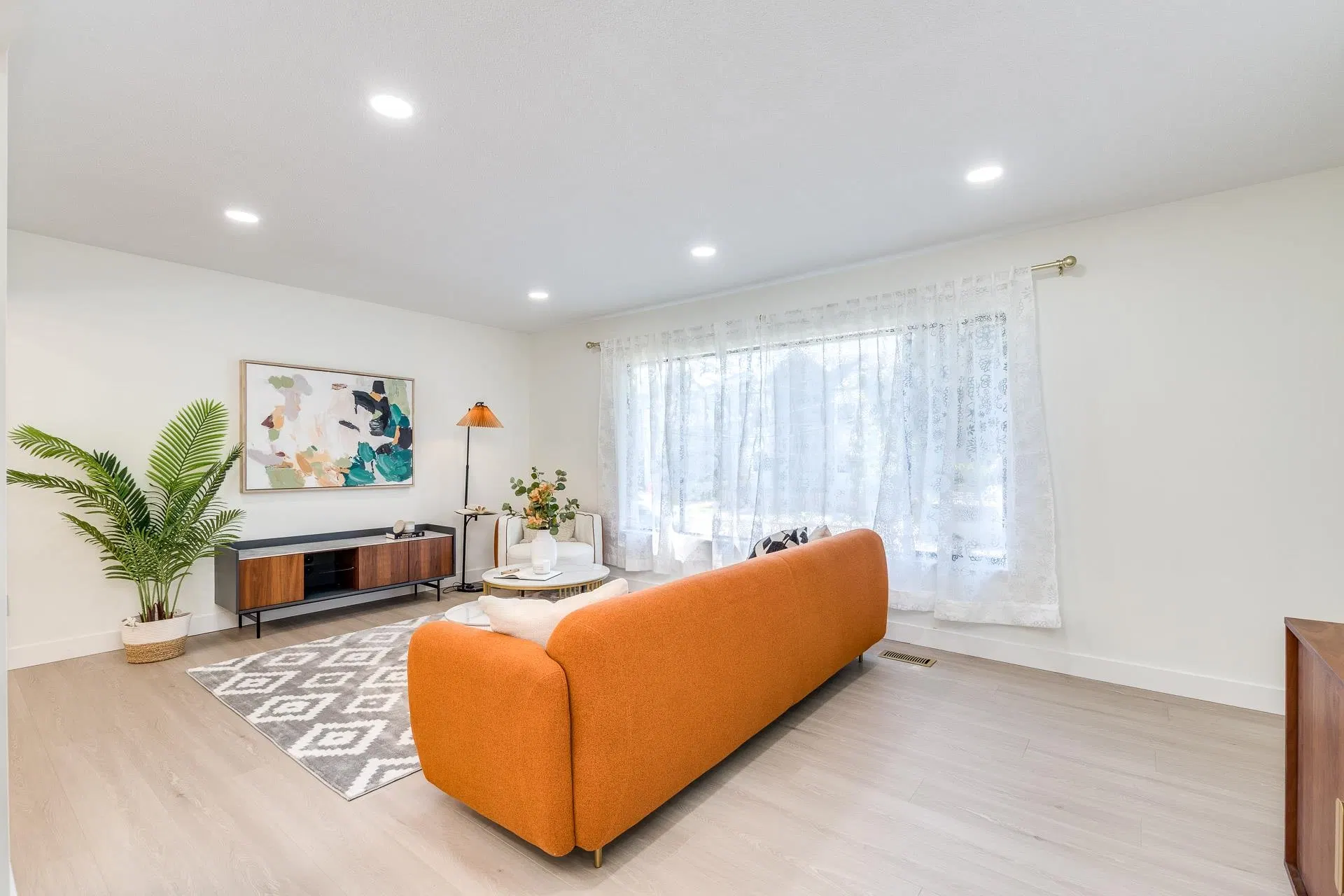 Photo 4 of 34 at 2155 Rindall Avenue