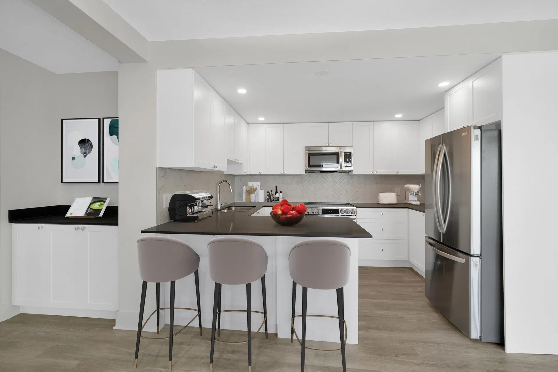 Photo 4 of 9 at 2190 Bellevue Avenue