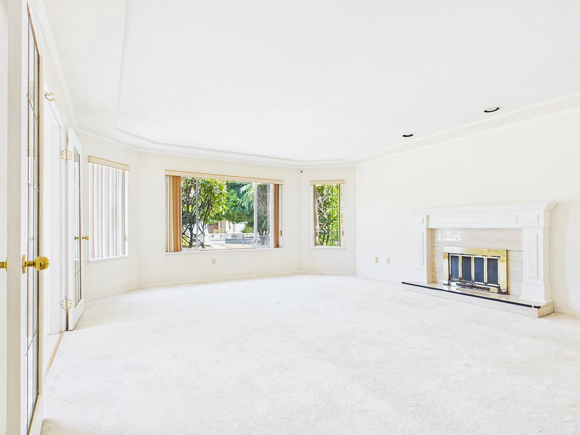 Photo 5 of 38 at 2718 Oliver Crescent
