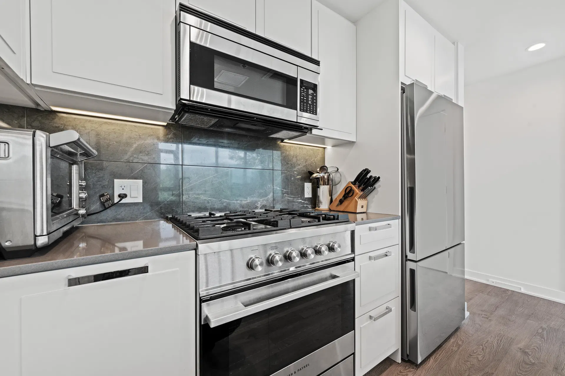 Photo 4 of 40 at #807 – 1401 Hunter Street