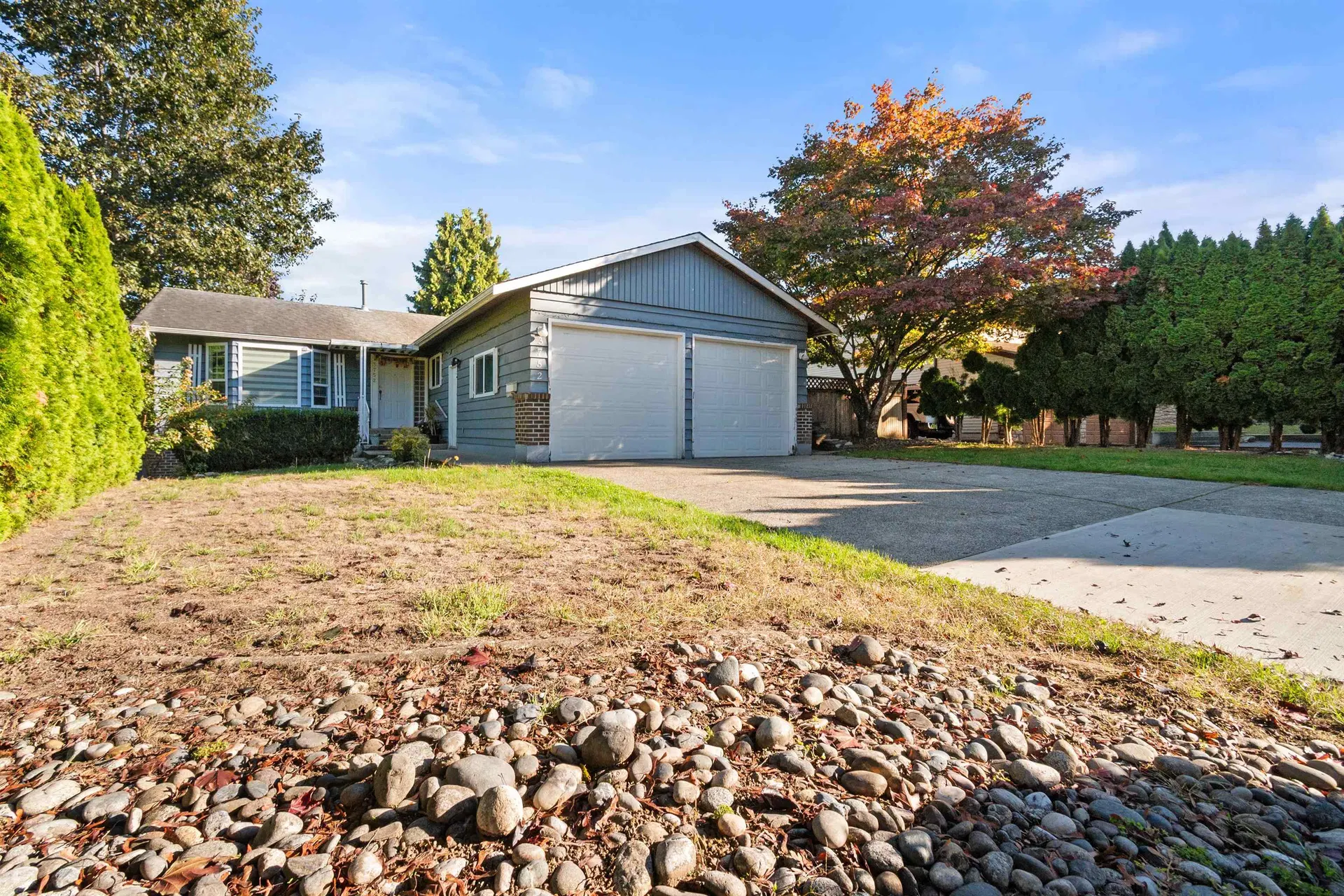 Photo 2 of 39 at 3752 Harwood Crescent