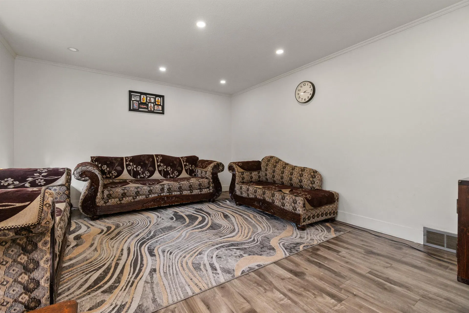 Photo 3 of 39 at 3752 Harwood Crescent