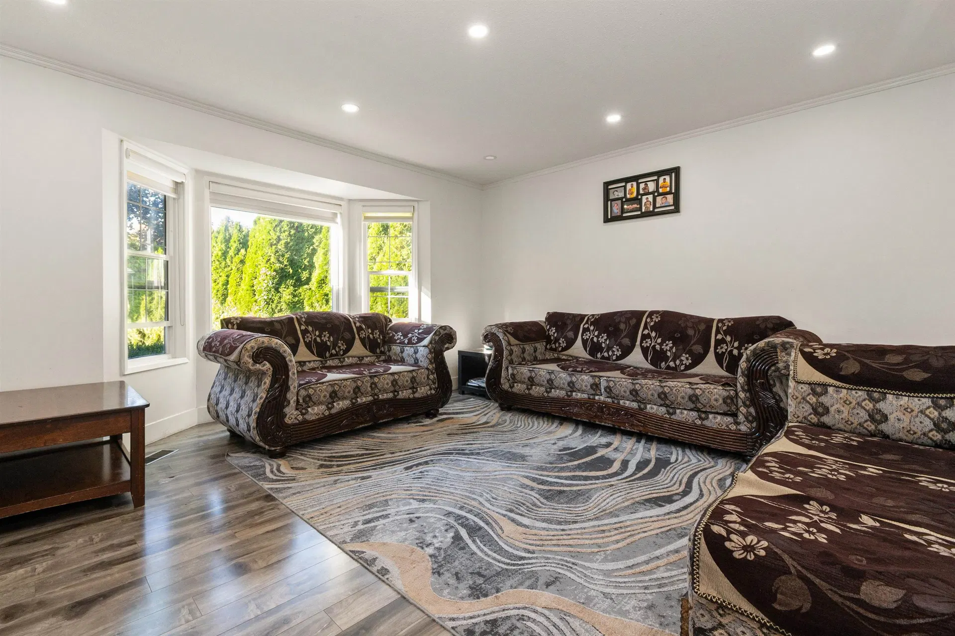 Photo 4 of 39 at 3752 Harwood Crescent