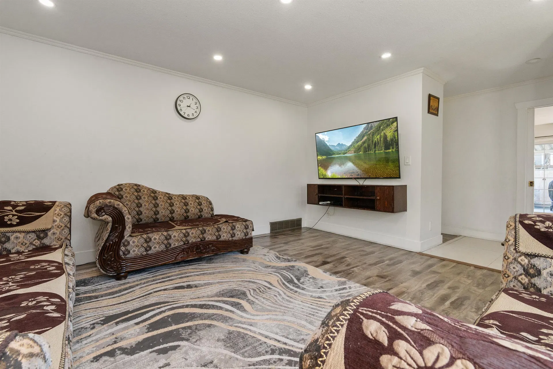 Photo 5 of 39 at 3752 Harwood Crescent