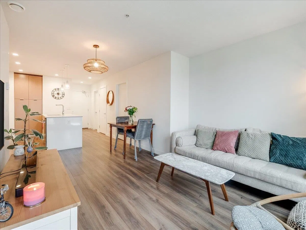 Photo 2 of 40 at #406 – 108 E 8th Street