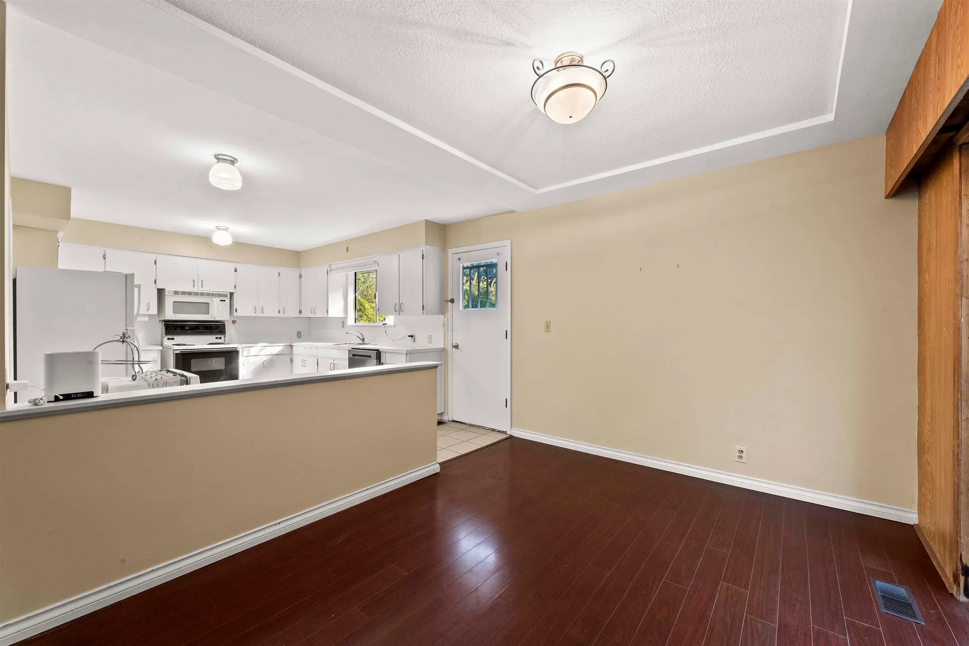 Photo 3 of 30 at 8975 Cook Crescent