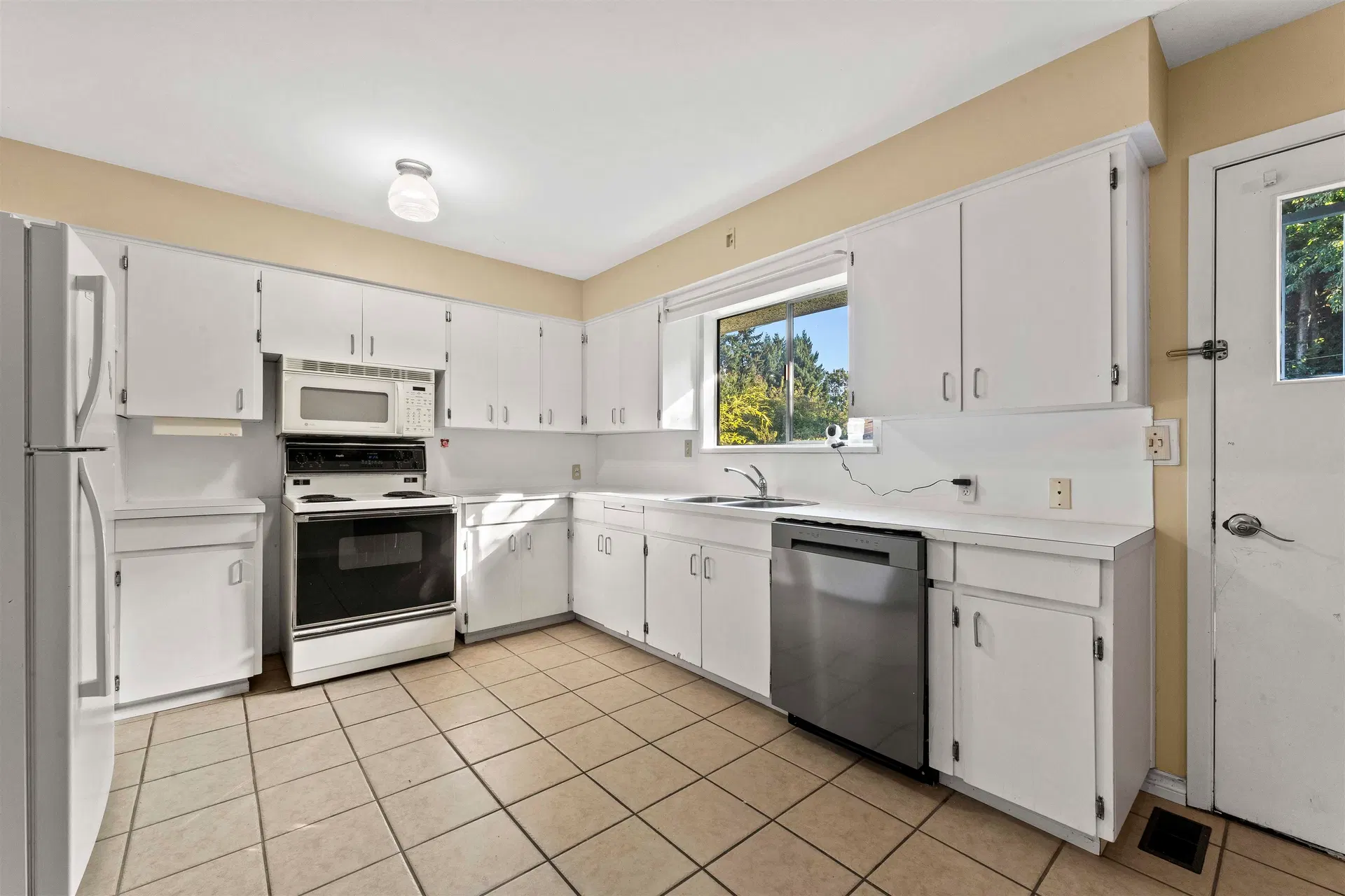 Photo 4 of 30 at 8975 Cook Crescent