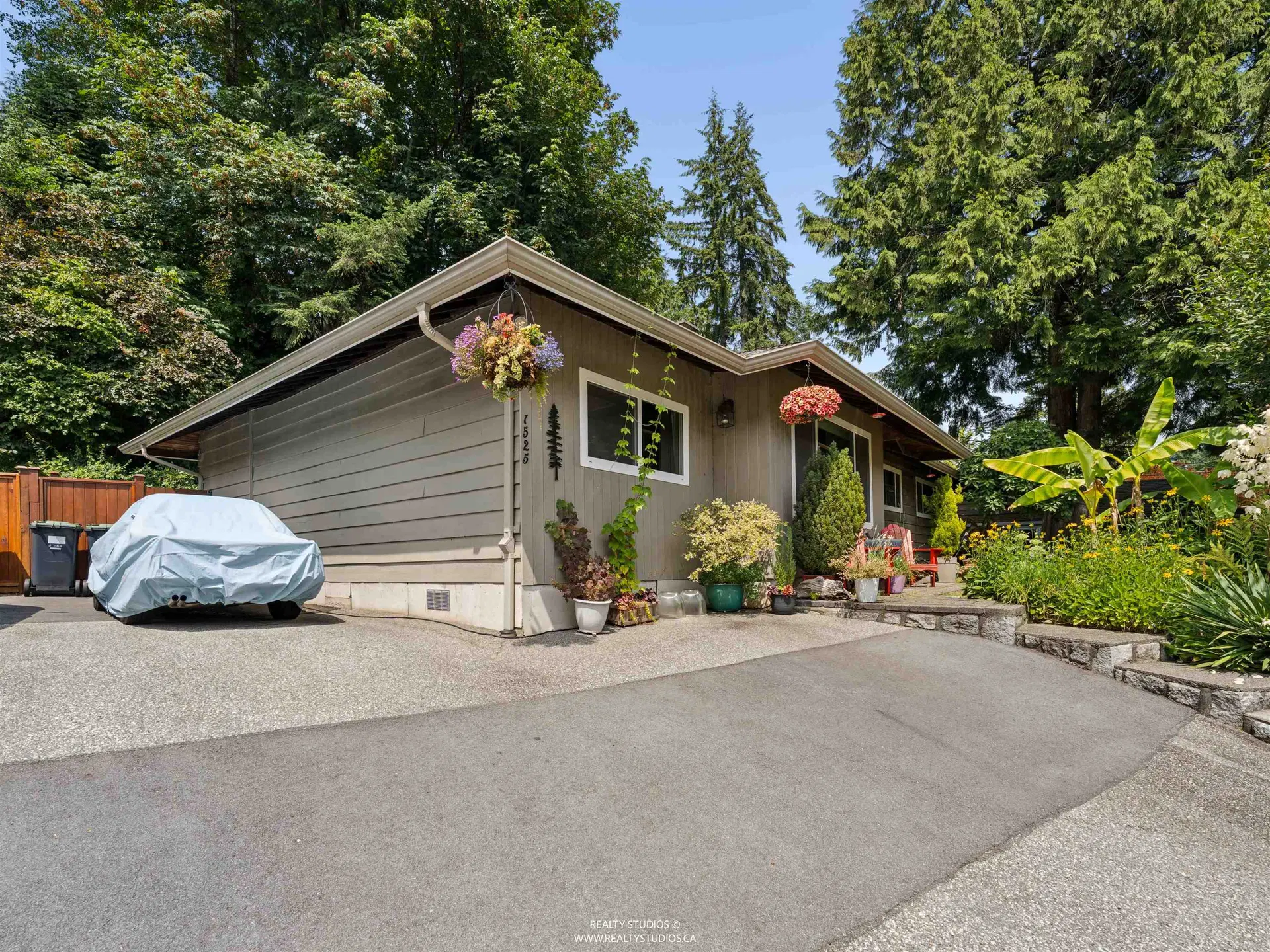 Photo 1 of 32 at 1525 Avonlynn Crescent