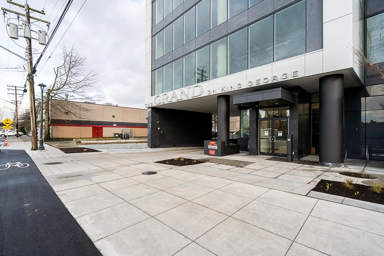 Photo 5 of 40 at #4205 – 10750 135a Street