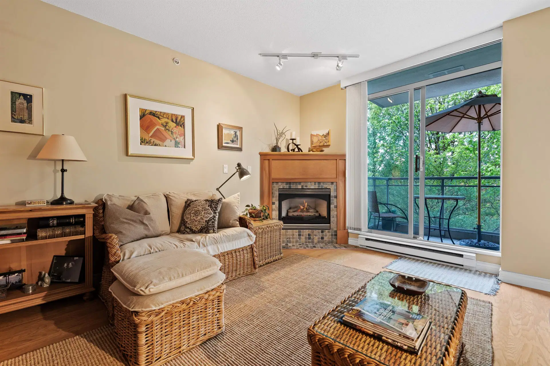 #302 – 588 16th Street