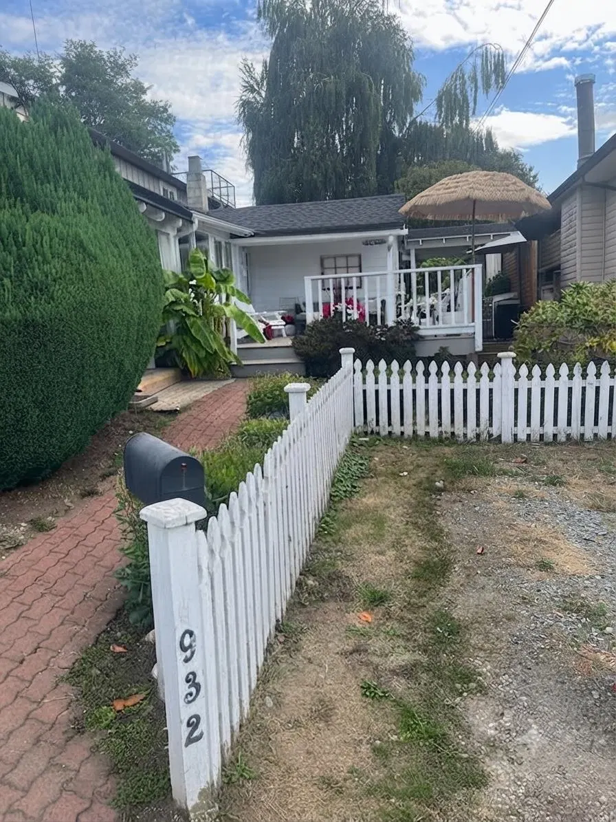 Photo 2 of 18 at 932 Habgood Street