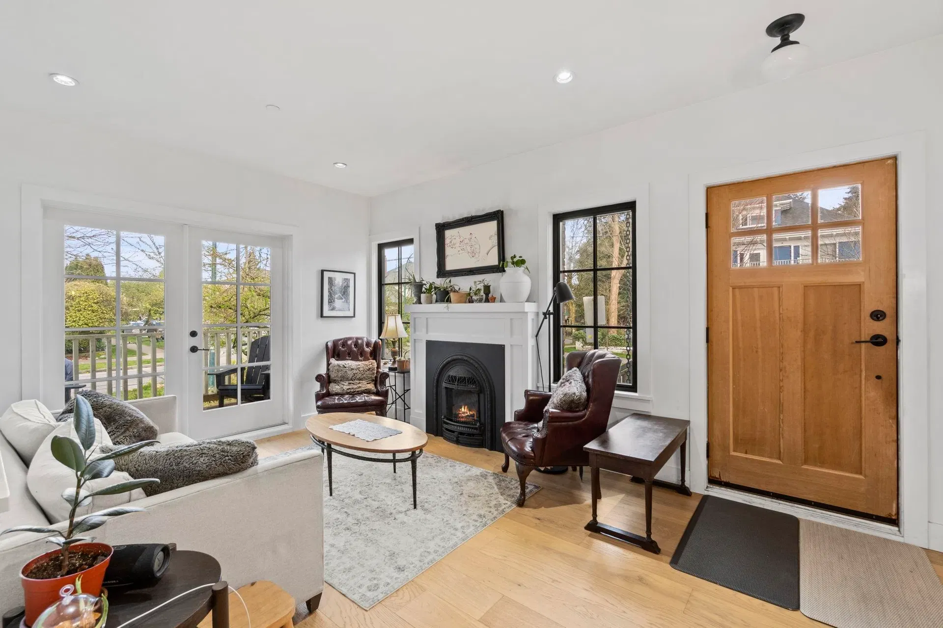 Photo 3 of 35 at 2072 Kitchener Street