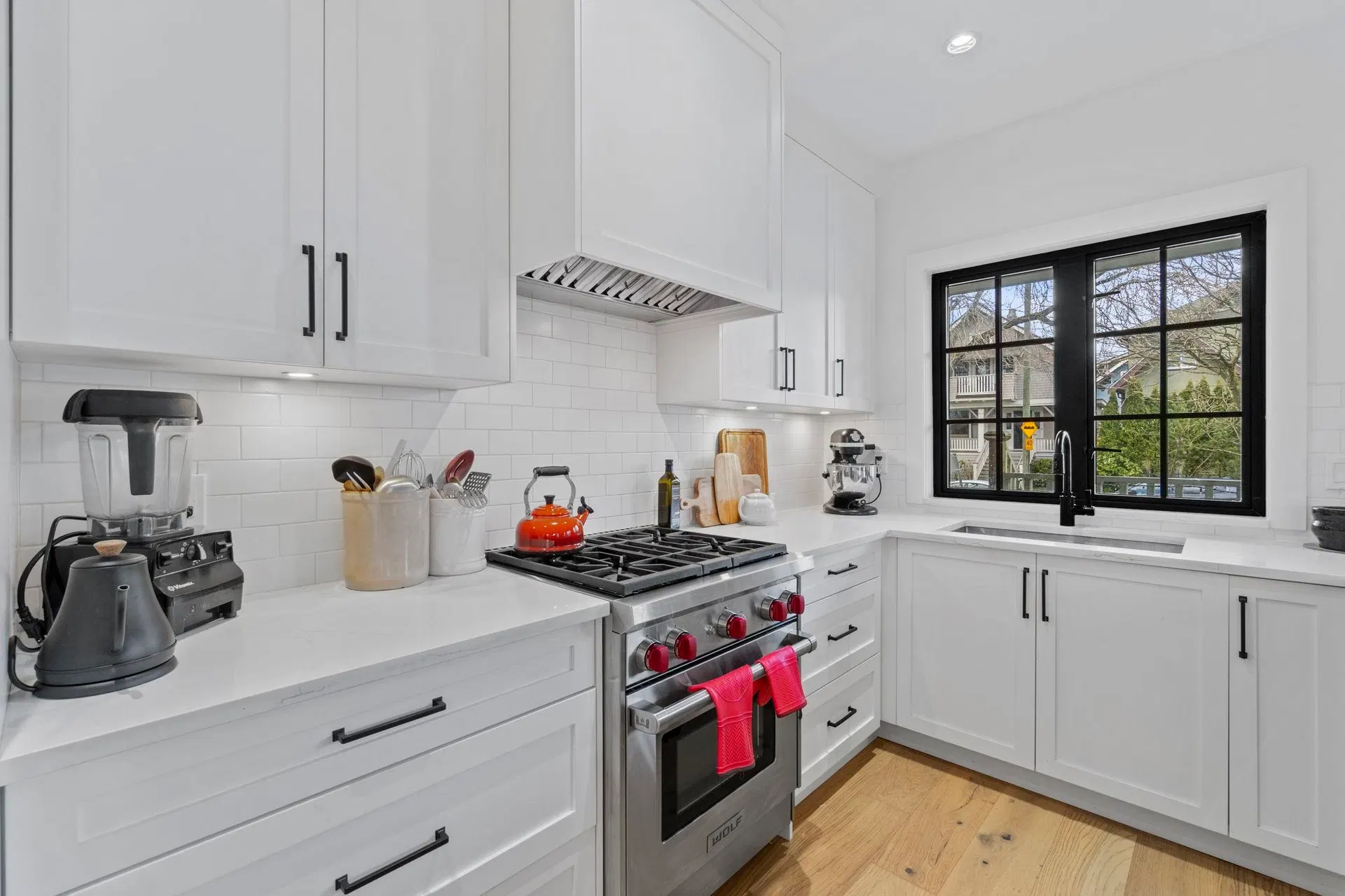 Photo 5 of 35 at 2072 Kitchener Street