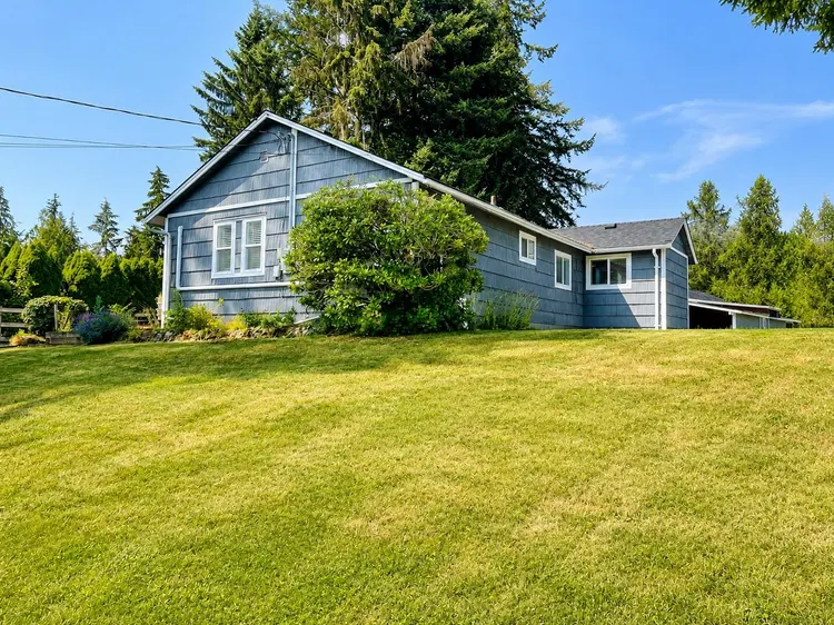 Photo 3 of 39 at 33625 Ferndale Avenue