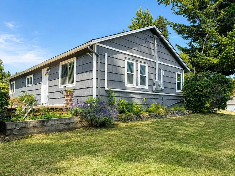 Photo 4 of 39 at 33625 Ferndale Avenue
